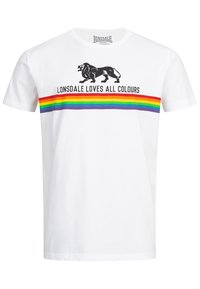 Hvid bomulds t-shirt med et sort løve grafik og teksten "LONSDALE ELSKER ALLE FARVER" over et regnbue-stribet bånd.
