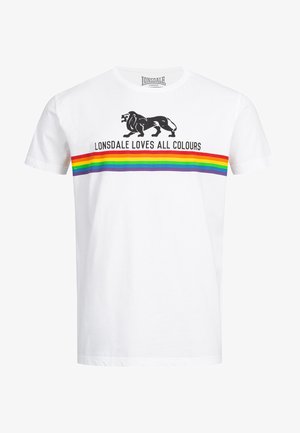 Valge puuvillane T-särk, millel on must lõvigiljard ja tekst "LONSDALE ARMASTAB KÕIKI VÄRVE" vikerkaare triibulisel ribal.
