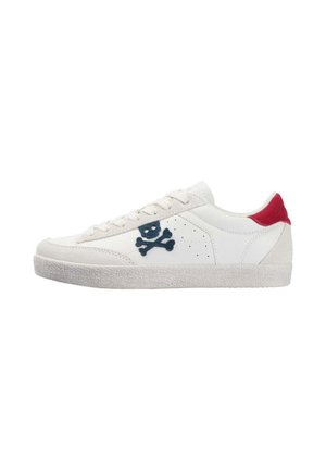 Zapatilla blanca baja con logo azul de calavera y huesos cruzados en el lateral, lengüeta trasera roja, suela texturizada y cierre de cordones.