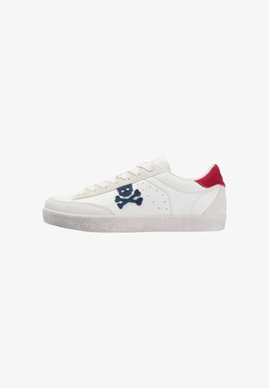 Witte lage sneaker met blauw skull en crossbones-logo aan de zijkant en een rood hielstuk, een gestructureerde zool en een vetersluiting.