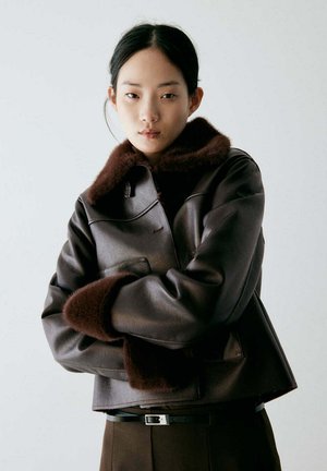Mango, ADULT - Veste en similicuir - chocoladebruin