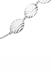 Bracelet en argent composé de maillons ovales ornés de motifs ondulés en relief. Finition polie avec une surface texturée, reliés par une fine chaîne.