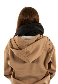 Sudadera marrón con cordones y una bufanda negra de tejido grueso enrollada alrededor del cuello. La tela parece suave y cómoda.