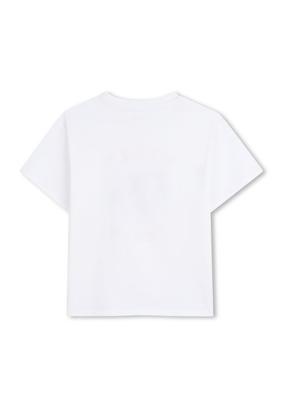 Biała bawełniana koszulka z krótkimi, opuszczonymi rękawami, okrągłym dekoltem i gładkimi plecami. Brak widocznych wzorów czy ozdób.