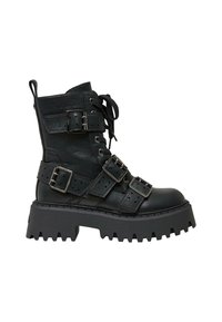 Bota de cuero negro hasta la rodilla con múltiples correas ajustables, herrajes metálicos, una suela gruesa con textura y un frente con cordones.