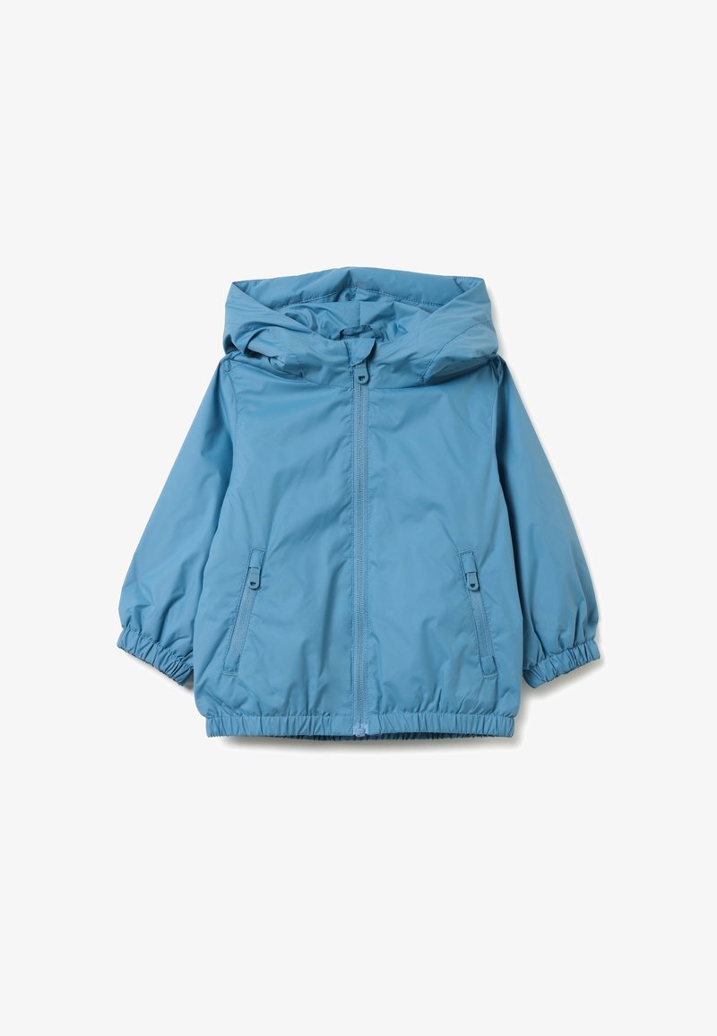 Giacca azzurra chiaro con cappuccio, presenta una chiusura con zip, polsini elasticizzati e tasche laterali; realizzata in materiale liscio e resistente all'acqua.