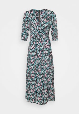 Wrap kjole i et flerfarvet zigzag-mønster med pink, blå og sorte nuancer. Mellemlange ærmer, V-udskæring og bånd i taljen.