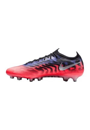 Roter und schwarzer Nike Fußballschuh mit schwarzen Schnürsenkeln und silbernem Swoosh-Logo, konzipiert für das Spiel auf festem Boden mit mehreren Stollen an der Sohle.