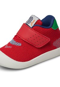 Sneaker rossa in rete con accenti in pelle, cinturino in Velcro, fodera blu e suola bianca; presenta perforazioni e dettagli ricamati.
