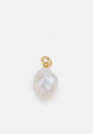 Pendente de pérola barroca com uma forma irregular, apresentando uma superfície branca luminosa e um laço de metal dourado para a fixação.