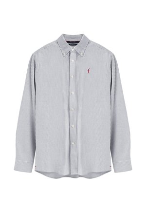 Camisa de manga larga con botones, con finas rayas verticales azules y blancas y un pequeño logotipo rojo bordado en el pecho.