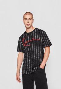 Karl Kani - SIGNATURE LOGO PINSTRIPE TEE - T-shirt con stampa - black Immagine in miniatura 1