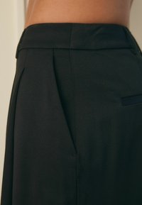 Next ROCHELLE HUMES PLEATED WIDE LEG - Nadrágok - black