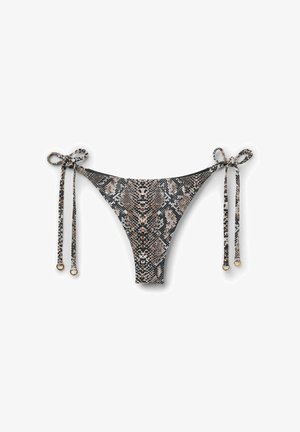 Schlangenprint Bikinihose mit Seitenschnüren und goldfarbenen Ringdetails vor weißem Hintergrund.