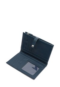 Tamsiai mėlynas odinis piniginė su lygiu paviršiumi, turinti kelis kortelių laikiklius, skaidrų ID langelį ir užtrauktuku uždaromą skyrių.