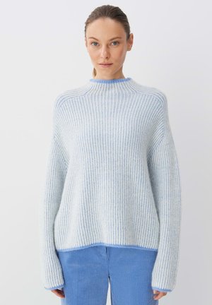 Himmelblau gestreifter Pullover mit hohem Kragen, gerippter Textur und lockerer Passform. Akzentuiert mit einem dunkleren blauen Saum und Bündchen.