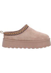 Beige mockasiner med tjock, texturerad platta sula och dekorativ flätad kant i brunt och gult runt kragen.