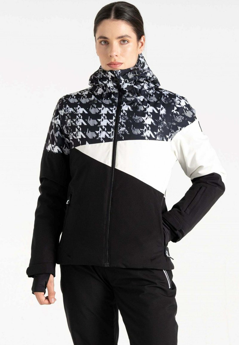 Schwarze und weiße Skijacke mit geometrischem Muster, kontrastierenden einfarbigen Abschnitten, Reißverschluss und verstellbarem Kapuze.