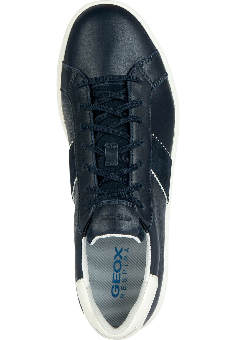 Navy Leder Sneaker mit weißer Gummisohle, runder Zehenpartie und Schnürdesign. Verfügt über ein Textilfutter und ein Logo auf der Zunge.