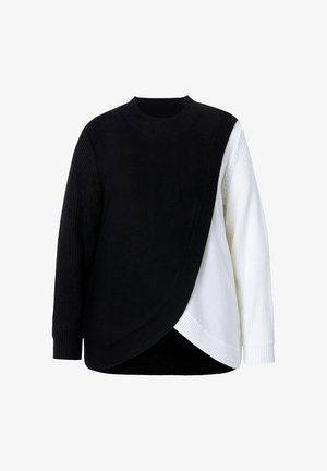 Suéter de punto con diseño de bloques de color en blanco y negro. Presenta un cuello y puños acanalados, con un frente drapeado. Textura suave.