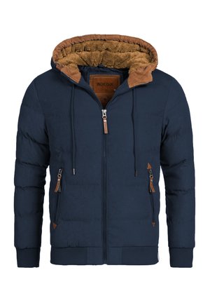 Chaqueta acolchada de color azul marino con capucha forrada de lana marrón, doble cremallera frontal y dos bolsillos laterales con cremallera. Los puños y el dobladillo elásticos completan el diseño.
