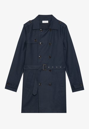 Abrigo trench de color azul marino en tejido ligero, con cierre de botones de doble pecho, cintura ceñida con cinturón y dos bolsillos laterales con detalle de solapa.