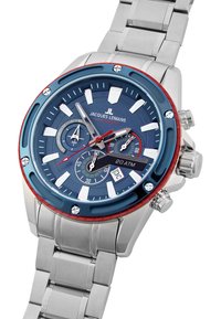 Sudraba nerūsējošā tērauda hronogrāfa pulksteņi ar zilu ciparnīcu, sarkanu un zilu rāmīti un trim subciparnīcām; iezīmēta ar gaismu atstarotājiem un nospiedējiem.