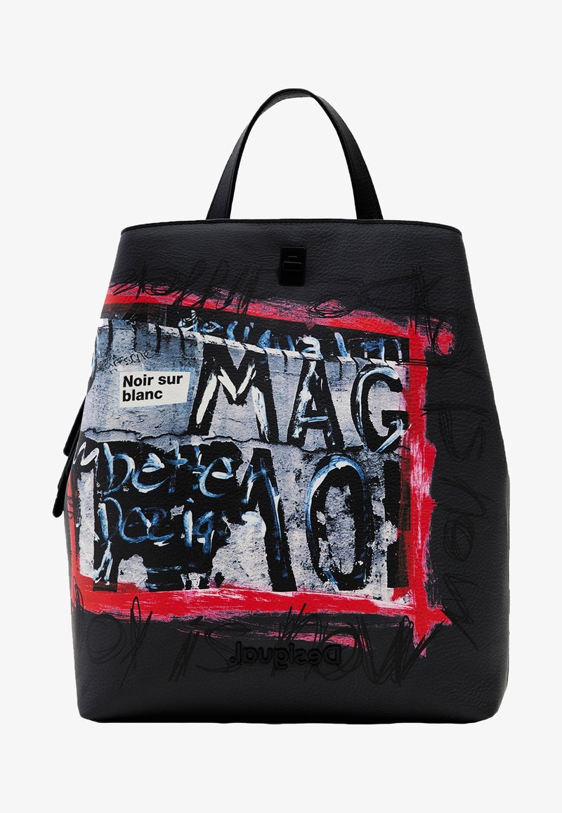 Mustassa nahkabägissä on graafinen maalaussuunnittelu, jossa on punaisia, valkoisia ja sinisiä sävyjä. Huomiota herättävä teksti ja logo näkyvät edessä.