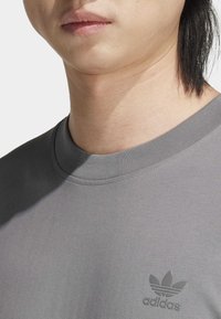 adidas Originals GFX  - Majica kratkih rukava s printom - grey four