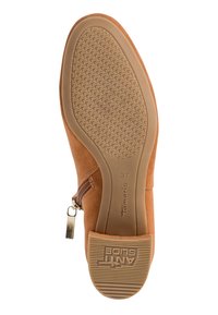 Suela de bota tobillera marrón con agarre texturizado, cremallera en el lateral, talla 37, y marcado "ANTH SLIDE" antideslizante en el tacón.