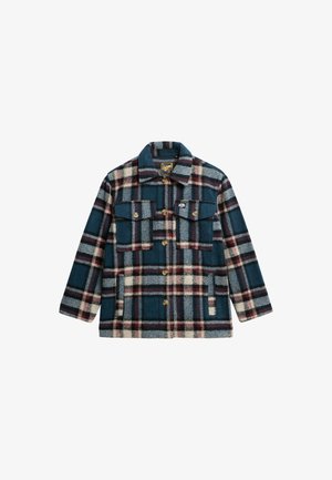 Kraciasta flanelowa kurtka w ciemnym morskim kolorze z białymi i burgundowymi akcentami; posiada kieszenie na piersi, złote guziki oraz fason kołnierza.