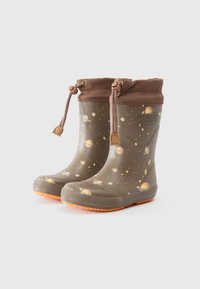 Botas de goma impermeables marrones con un estampado de temática espacial, que presenta planetas y estrellas, suela gris, suela exterior a rayas naranjas y puño marrón con cordón.