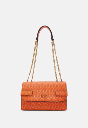 Bolso de hombro de diseñador naranja con tirantes de cadena dorada, patrón geométrico y logotipo "GUESS EST 1981" en la solapa frontal.