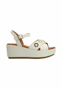 Witte platform sandalen met een slank ontwerp, voorzien van een bovenwerk van faux-leer, een enkelbandje en gouden accenten.