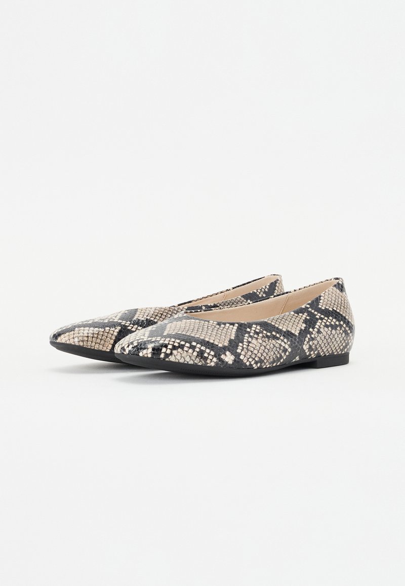 Scarpe flat a punta in un motivo a stampa pitone nero, beige e marrone; texture liscia con una suola nera flessibile; design snello.