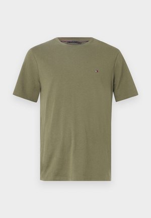 Olijfgroene katoenen t-shirt met een crewneck, korte mouwen en een klein logo accent op de linker borst. Gladde textuur, normale pasvorm.