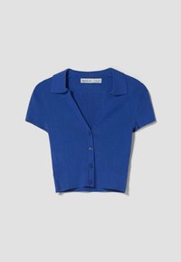 Kurzarmpullover aus Rippstrick in leuchtendem Blau mit V-Ausschnitt, fünfknöpfigem Verschluss und cropped Design. Glatte Textur und figurbetonte Silhouette.