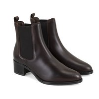 Bruine leren enkellaarzen met een gladde afwerking, elastische zijkanten en kleine aantrekknopen. Blokhakken bieden stabiliteit en hoogte.