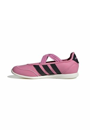 Sneaker slip-on rosa con strisce nere, cinturini elastici incrociati, suola bianca e linguetta nera sul tallone, vista di lato su sfondo bianco.