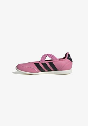 Sneaker slip-on rosa con strisce nere, cinturini elastici incrociati, suola bianca e linguetta nera sul tallone, vista di lato su sfondo bianco.