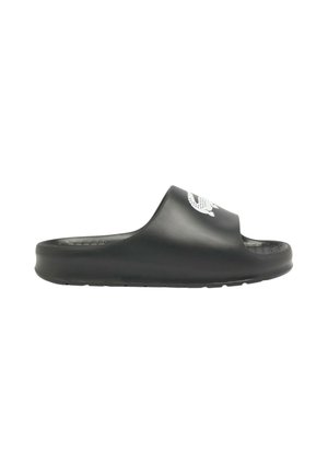 Sandalo nero slip-on modello slide con soletta testurizzata e logo coccodrillo bianco sul cinturino, mostrato di lato.