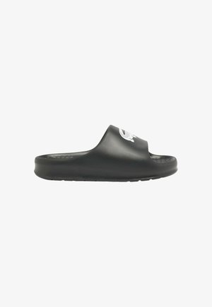 Sandalo nero slip-on modello slide con soletta testurizzata e logo coccodrillo bianco sul cinturino, mostrato di lato.