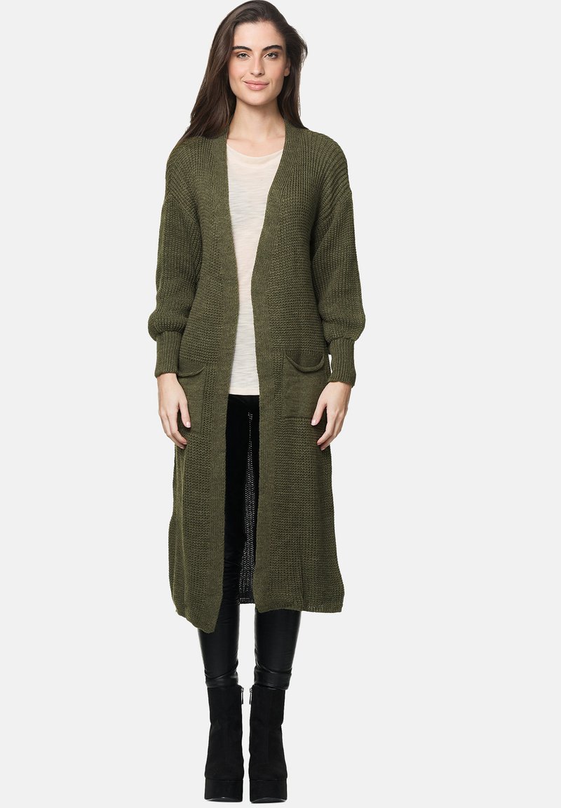 Lange, offenliegende Strickjacke aus dunkelgrünem Material mit gerippter Textur, ausgestattet mit zwei Fronttaschen und übergroßen Ärmeln.