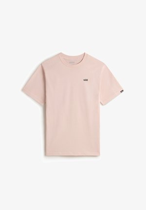 T-shirt de algodón de color rosa claro con mangas cortas y cuello redondo. Presenta un pequeño logo negro de "VANS" en el pecho. Textura suave.