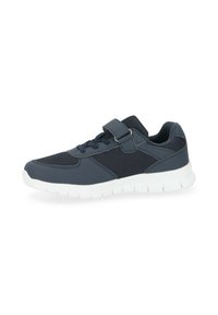 Sneaker navy con upper in mesh, dotate di una fascia in velcro e un design con lacci, e suola bianca imbottita con battistrada testurizzato.