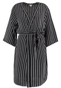 Zwart-wit gestreepte kimono-stijl morgenjas met brede mouwen, een wikkelontwerp en een bijpassende strikceintuur in de taille. Zachte stoftextuur.