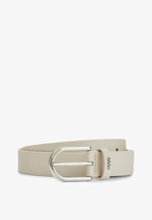 Ceinture en cuir beige clair avec boucle arrondie argentée et petit logo de marque en métal sur la boucle, présentée enroulée sur fond blanc.