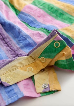 Pruhovaná látka v několika barvách se zelenými, růžovými, modrými a žlutými odstíny. Obsahuje zapínání na patentky s kontrastním kováním.