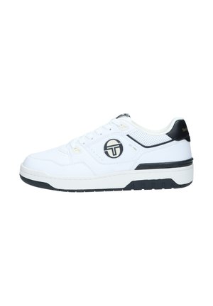 Witte sneaker met een glad leren buitenkant, zwarte accenten, geperforeerde details en een gestructureerde rubberen zool. Heeft een logo aan de zijkant.