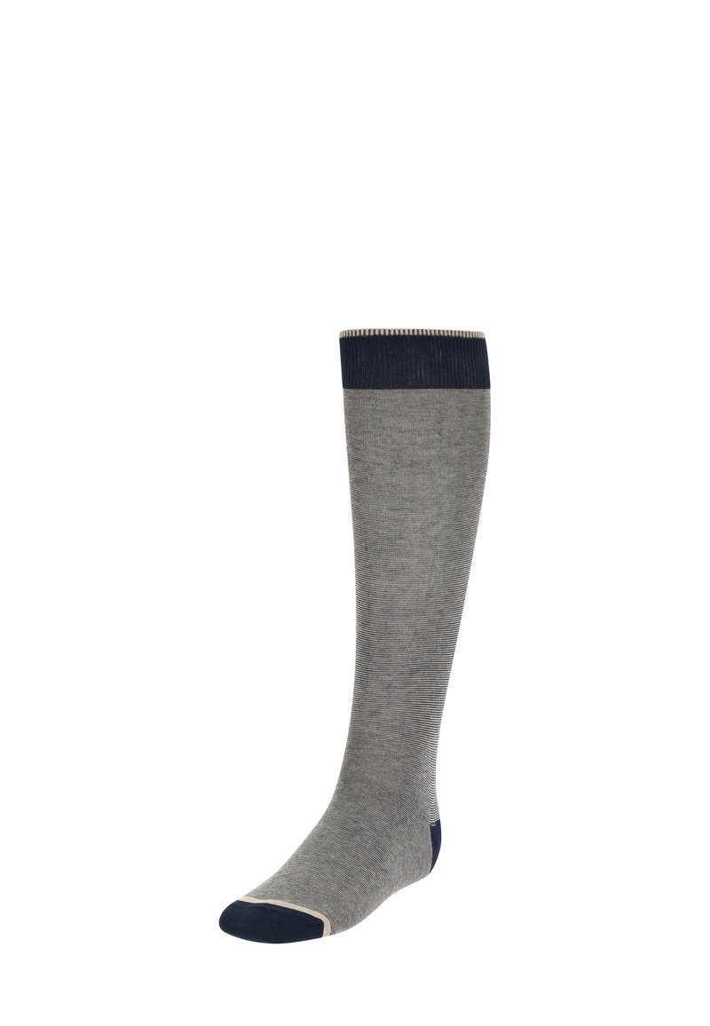 Ponožky po kolena v světle šedé barvě s tmavě modrým vrškem, proužkovaná textura, zesílená špička a jemné vodorovné pruhy po celé délce.